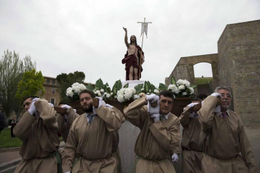 Fotos de la procesión del Resucitado, celebrada en Pamplona este Domingo de Pascua.