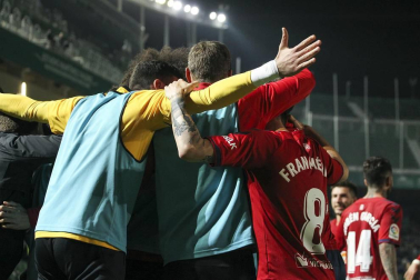 Galería de fotos de la victoria de Osasuna en Elche en la jornada 35 de la Liga 1/2/3.