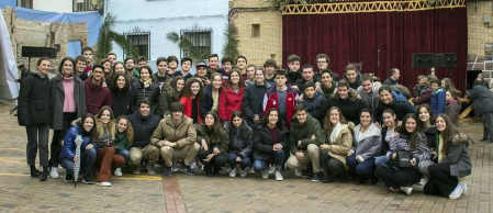 Los vecinos de Andosilla transformaron las calles de su localidad para celebrar una nueva edición, y ya van veintinueve, del Vía Crucis Viviente. Esta representación bíblica tuvo lugar el Viernes Santo, día en el que también abrió sus puertas el XVI Mercado Hebreo, que añadió mayor ambiente a la celebración.