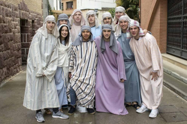 Los vecinos de Andosilla transformaron las calles de su localidad para celebrar una nueva edición, y ya van veintinueve, del Vía Crucis Viviente. Esta representación bíblica tuvo lugar el Viernes Santo, día en el que también abrió sus puertas el XVI Mercado Hebreo, que añadió mayor ambiente a la celebración.