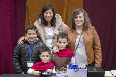 Los vecinos de Andosilla transformaron las calles de su localidad para celebrar una nueva edición, y ya van veintinueve, del Vía Crucis Viviente. Esta representación bíblica tuvo lugar el Viernes Santo, día en el que también abrió sus puertas el XVI Mercado Hebreo, que añadió mayor ambiente a la celebración.