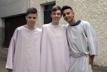 Los vecinos de Andosilla transformaron las calles de su localidad para celebrar una nueva edición, y ya van veintinueve, del Vía Crucis Viviente. Esta representación bíblica tuvo lugar el Viernes Santo, día en el que también abrió sus puertas el XVI Mercado Hebreo, que añadió mayor ambiente a la celebración.