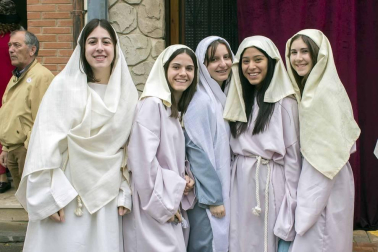 Los vecinos de Andosilla transformaron las calles de su localidad para celebrar una nueva edición, y ya van veintinueve, del Vía Crucis Viviente. Esta representación bíblica tuvo lugar el Viernes Santo, día en el que también abrió sus puertas el XVI Mercado Hebreo, que añadió mayor ambiente a la celebración.