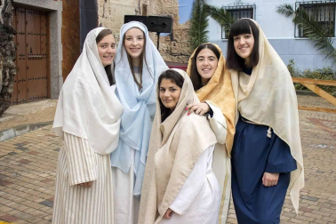 Los vecinos de Andosilla transformaron las calles de su localidad para celebrar una nueva edición, y ya van veintinueve, del Vía Crucis Viviente. Esta representación bíblica tuvo lugar el Viernes Santo, día en el que también abrió sus puertas el XVI Mercado Hebreo, que añadió mayor ambiente a la celebración.