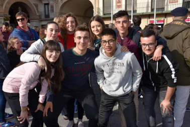 La Semana Santa tudelana guarda varias celebraciones de gran valor, entre las que se encuentra El Volatín. La danza de este muñeco, que simboliza a Judas, reunió de nuevo en la plaza de Los Fueros a una multitud de vecinos y visitantes durante la mañana del Sábado Santo.