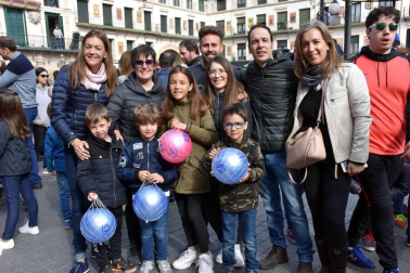 La Semana Santa tudelana guarda varias celebraciones de gran valor, entre las que se encuentra El Volatín. La danza de este muñeco, que simboliza a Judas, reunió de nuevo en la plaza de Los Fueros a una multitud de vecinos y visitantes durante la mañana del Sábado Santo.