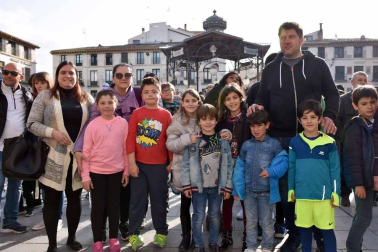 La Semana Santa tudelana guarda varias celebraciones de gran valor, entre las que se encuentra El Volatín. La danza de este muñeco, que simboliza a Judas, reunió de nuevo en la plaza de Los Fueros a una multitud de vecinos y visitantes durante la mañana del Sábado Santo.