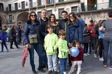 La Semana Santa tudelana guarda varias celebraciones de gran valor, entre las que se encuentra El Volatín. La danza de este muñeco, que simboliza a Judas, reunió de nuevo en la plaza de Los Fueros a una multitud de vecinos y visitantes durante la mañana del Sábado Santo.