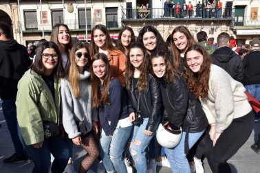 La Semana Santa tudelana guarda varias celebraciones de gran valor, entre las que se encuentra El Volatín. La danza de este muñeco, que simboliza a Judas, reunió de nuevo en la plaza de Los Fueros a una multitud de vecinos y visitantes durante la mañana del Sábado Santo.