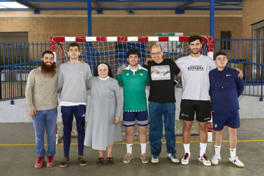 El 22 de abril se celebró en las instalaciones del colegio Nuestra Señora del Huerto de Pamplona el IV Torneo Interparroquial 12 horas de fútbol sala. En él participaron equipos de las parroquias de Santa Teresa, San Nicolás, San Jorge, San Fermín, La Paz, Sagrado Corazón, San Andrés de Villava y Santa María de la Esperanza de Doniantzu (Cizur Mayor). El objetivo, ayudar económicamente a la Fundación que las Hermanas del Huerto tienen en el Congo.