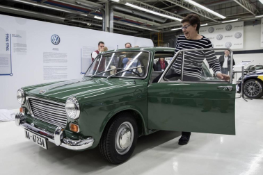 Volkswagen Navarra restaura el primer coche fabricado en Landaben en 1966