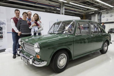 Volkswagen Navarra restaura el primer coche fabricado en Landaben en 1966