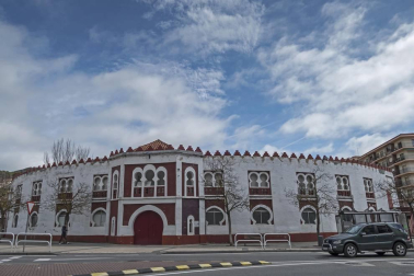 Edificios de viviendas concentrados en el Ensanche y otros destinados al uso público configuran un bloque especial en el patrimonio del municipio