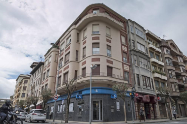 Edificios de viviendas concentrados en el Ensanche y otros destinados al uso público configuran un bloque especial en el patrimonio del municipio