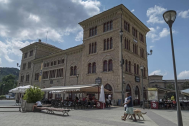 Edificios de viviendas concentrados en el Ensanche y otros destinados al uso público configuran un bloque especial en el patrimonio del municipio