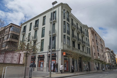 Edificios de viviendas concentrados en el Ensanche y otros destinados al uso público configuran un bloque especial en el patrimonio del municipio