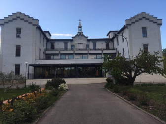 Edificios de viviendas concentrados en el Ensanche y otros destinados al uso público configuran un bloque especial en el patrimonio del municipio