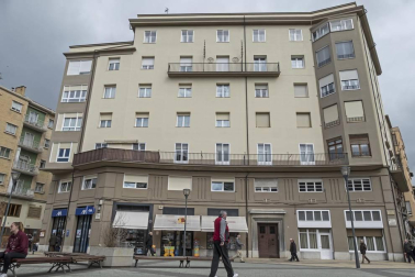 Edificios de viviendas concentrados en el Ensanche y otros destinados al uso público configuran un bloque especial en el patrimonio del municipio