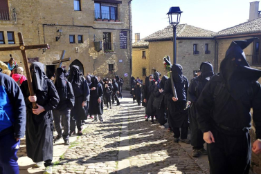 La más multitudinaria de las romerías que al cabo del año se celebran al santuario de Ujué.