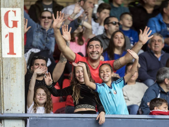 Fotos del búscate en la grada del Osasuna Femenino-Alavés