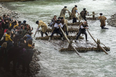 Celebración del Día de la Almadía 2018 con el tradicional descenso por el Esca con la presencia de dos almadieras.