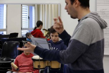 Fotos de los alumnos de la clase de danza tradicional de la Escuela de Música de Alsasua