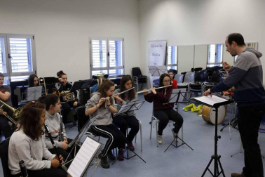 Fotos de los alumnos de la clase de danza tradicional de la Escuela de Música de Alsasua