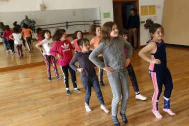 Fotos de los alumnos de la clase de danza tradicional de la Escuela de Música de Alsasua