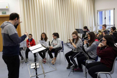 Fotos de los alumnos de la clase de danza tradicional de la Escuela de Música de Alsasua