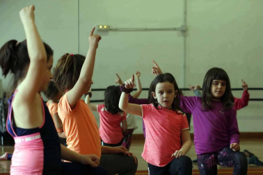 Fotos de los alumnos de la clase de danza tradicional de la Escuela de Música de Alsasua