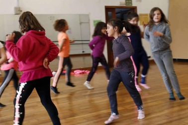 Fotos de los alumnos de la clase de danza tradicional de la Escuela de Música de Alsasua
