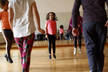 Fotos de los alumnos de la clase de danza tradicional de la Escuela de Música de Alsasua