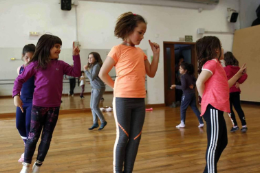 Fotos de los alumnos de la clase de danza tradicional de la Escuela de Música de Alsasua