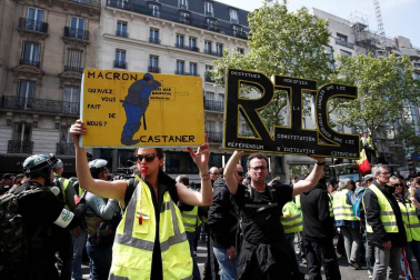 Enfrentamientos entre la policía francesa y grupos de manifestantes en París durante las marchas del 1 de mayo.