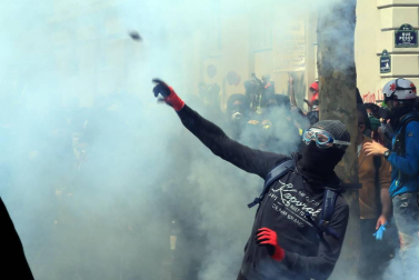 Enfrentamientos entre la policía francesa y grupos de manifestantes en París durante las marchas del 1 de mayo.