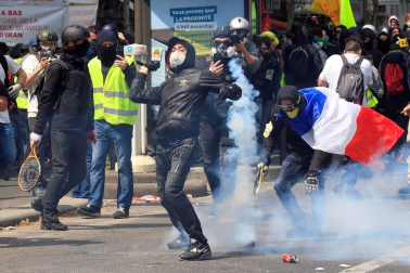 Enfrentamientos entre la policía francesa y grupos de manifestantes en París durante las marchas del 1 de mayo.
