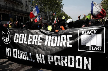 Enfrentamientos entre la policía francesa y grupos de manifestantes en París durante las marchas del 1 de mayo.