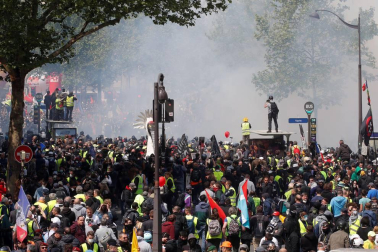 Enfrentamientos entre la policía francesa y grupos de manifestantes en París durante las marchas del 1 de mayo.