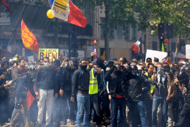 Enfrentamientos entre la policía francesa y grupos de manifestantes en París durante las marchas del 1 de mayo.