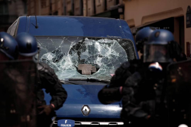 Enfrentamientos entre la policía francesa y grupos de manifestantes en París durante las marchas del 1 de mayo.