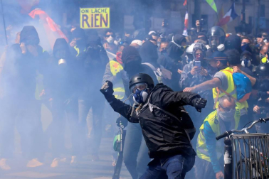 Enfrentamientos entre la policía francesa y grupos de manifestantes en París durante las marchas del 1 de mayo.