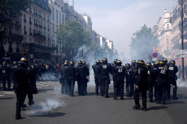 Enfrentamientos entre la policía francesa y grupos de manifestantes en París durante las marchas del 1 de mayo.
