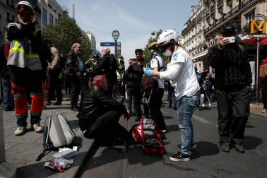 Enfrentamientos entre la policía francesa y grupos de manifestantes en París durante las marchas del 1 de mayo.