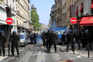 Enfrentamientos entre la policía francesa y grupos de manifestantes en París durante las marchas del 1 de mayo.