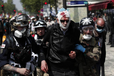 Enfrentamientos entre la policía francesa y grupos de manifestantes en París durante las marchas del 1 de mayo.