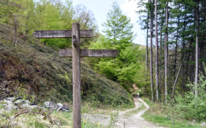 Entre túneles de piedra y vegetación en el Día de las Vías Verdes