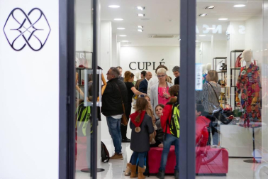 El 26 de abril abrió sus puertas un nuevo establecimiento en la calle Tafalla del Ensanche pamplonés. La marca española Cuplé -especializada en calzado, ropa, bolsos y complementos para mujer- celebró un encuentro con familiares, amigos y clientes para darse a conocer. Una cita con la moda en un acogedor ambiente.