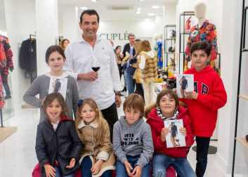 El 26 de abril abrió sus puertas un nuevo establecimiento en la calle Tafalla del Ensanche pamplonés. La marca española Cuplé -especializada en calzado, ropa, bolsos y complementos para mujer- celebró un encuentro con familiares, amigos y clientes para darse a conocer. Una cita con la moda en un acogedor ambiente.