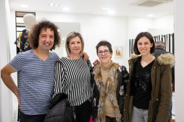 El 26 de abril abrió sus puertas un nuevo establecimiento en la calle Tafalla del Ensanche pamplonés. La marca española Cuplé -especializada en calzado, ropa, bolsos y complementos para mujer- celebró un encuentro con familiares, amigos y clientes para darse a conocer. Una cita con la moda en un acogedor ambiente.