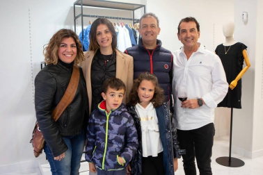 El 26 de abril abrió sus puertas un nuevo establecimiento en la calle Tafalla del Ensanche pamplonés. La marca española Cuplé -especializada en calzado, ropa, bolsos y complementos para mujer- celebró un encuentro con familiares, amigos y clientes para darse a conocer. Una cita con la moda en un acogedor ambiente.